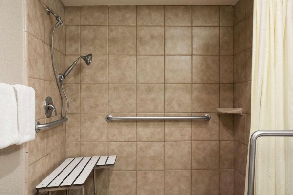 Super 8 by Wyndham Salinas image 21