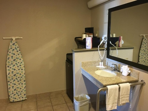 Super 8 by Wyndham Salinas image 23